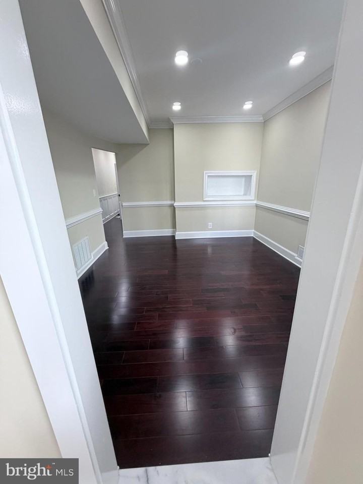 216 S Henry St - Photo 6 of 31