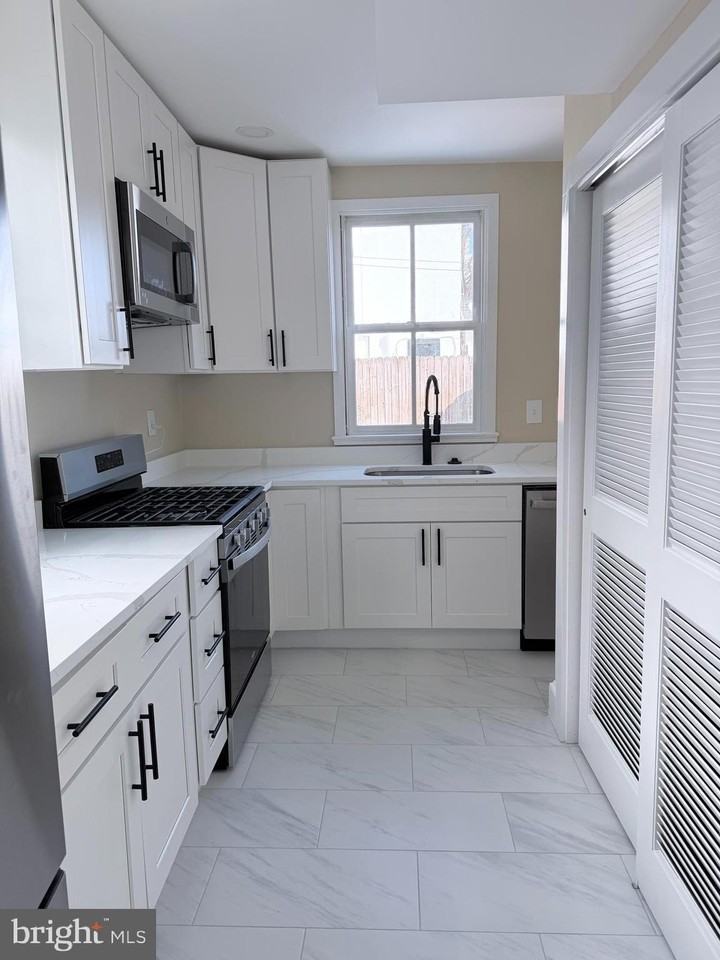 216 S Henry St - Photo 7 of 31