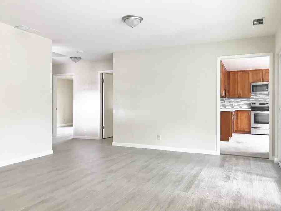 1225 Clinton St - Photo 4 of 16