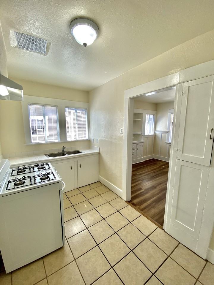 1032 W 1st St #B - Photo 5 of 15