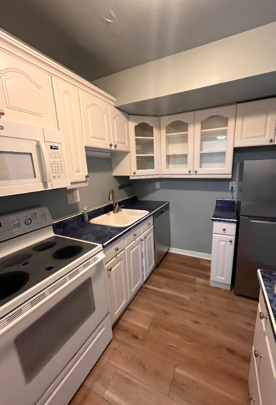 3412 Kenbrooke Ct - Photo 3 of 9