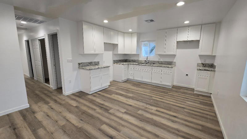 725 31st St #B - Photo 2 of 7