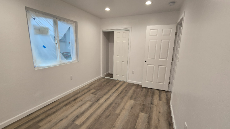 725 31st St #B - Photo 6 of 7