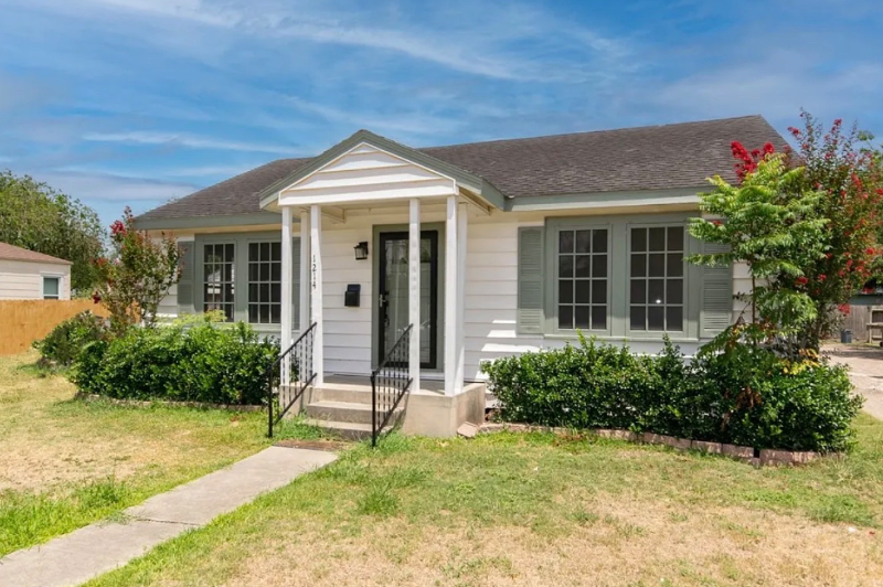 1214 Logan Ave - Photo 2 of 13