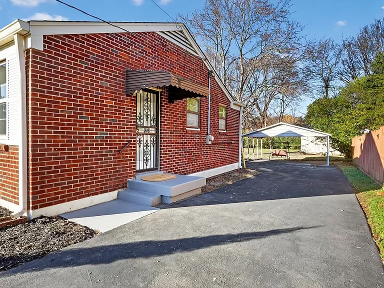 2718 Mckeige Dr - Photo 2 of 17