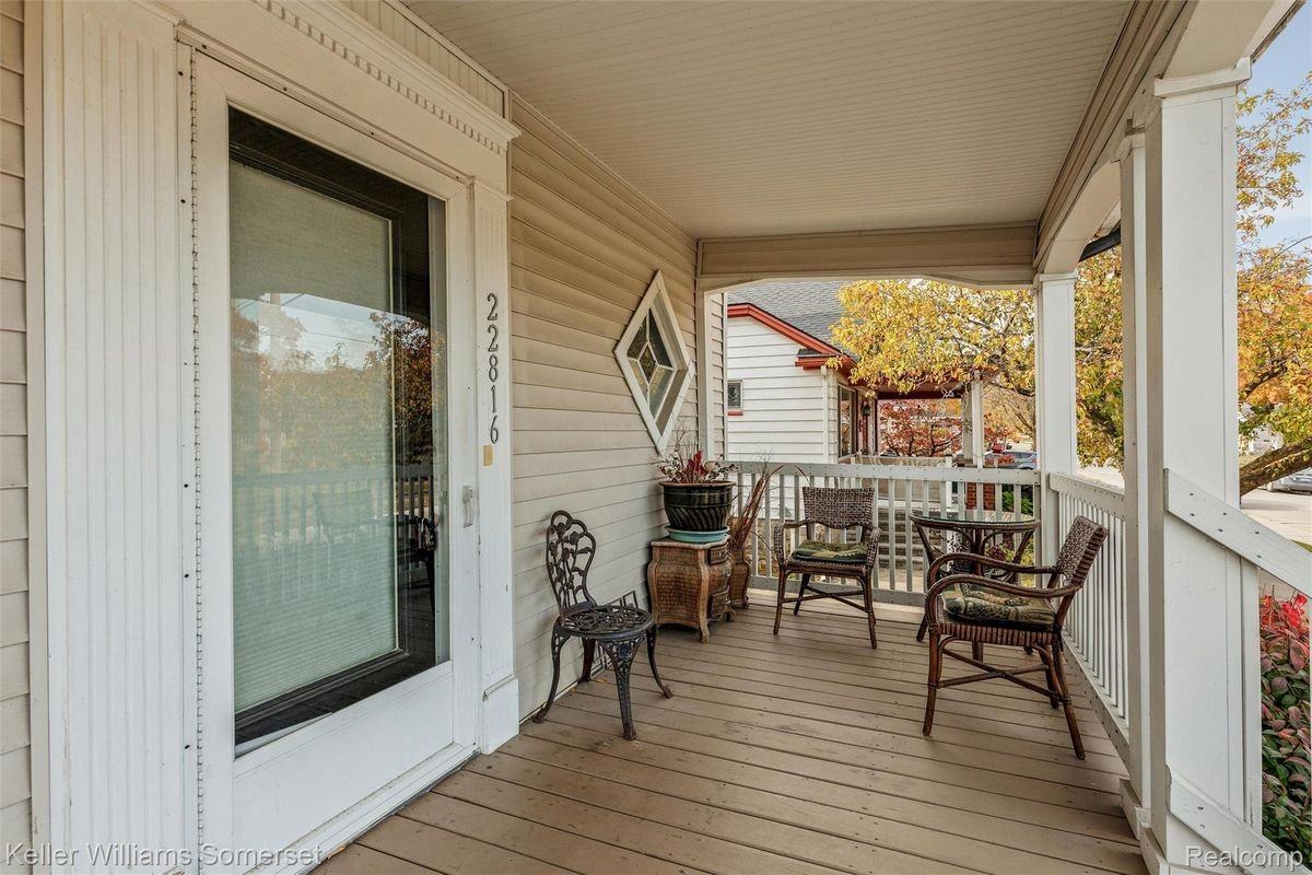 22816 Ridgeway St - Photo 2 of 24