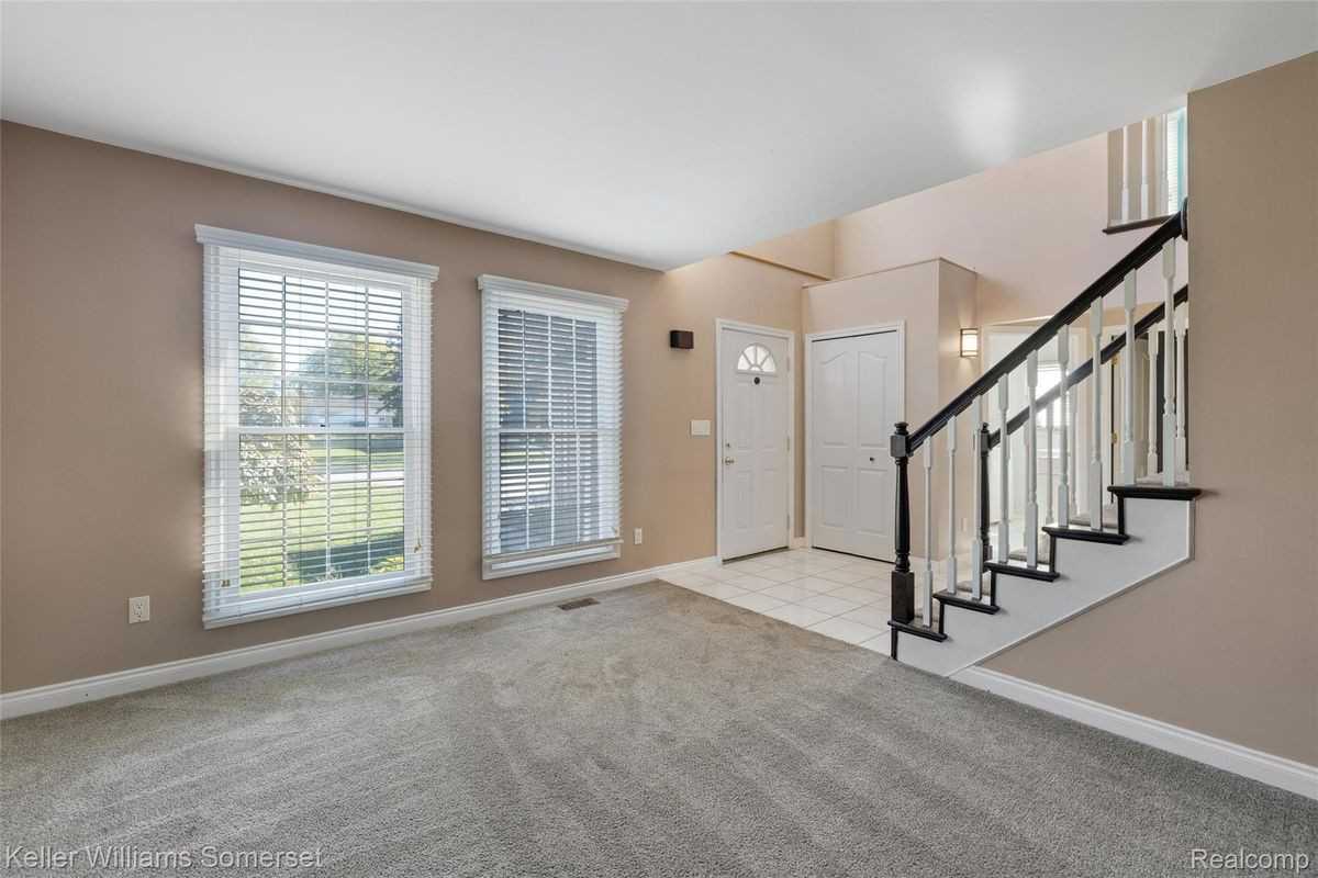 27823 Roy St - Photo 3 of 38