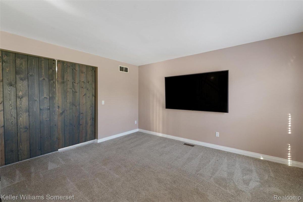 27823 Roy St - Photo 5 of 38