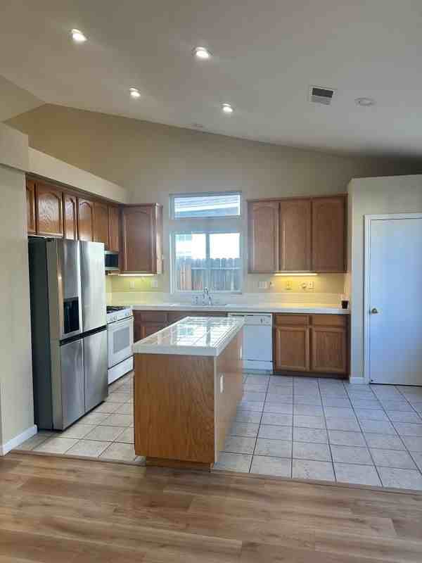 1835 Maplegrove Ln - Photo 6 of 34