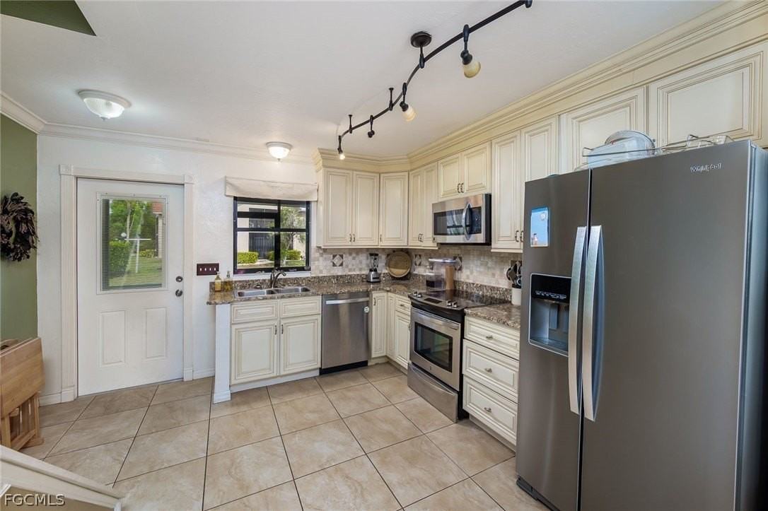 9639 Eaton Gardens Ln Unit 3 #3 - Photo 6 of 18