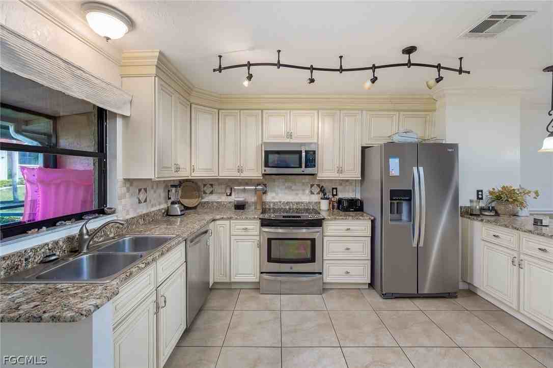 9639 Eaton Gardens Ln Unit 3 #3 - Photo 7 of 18