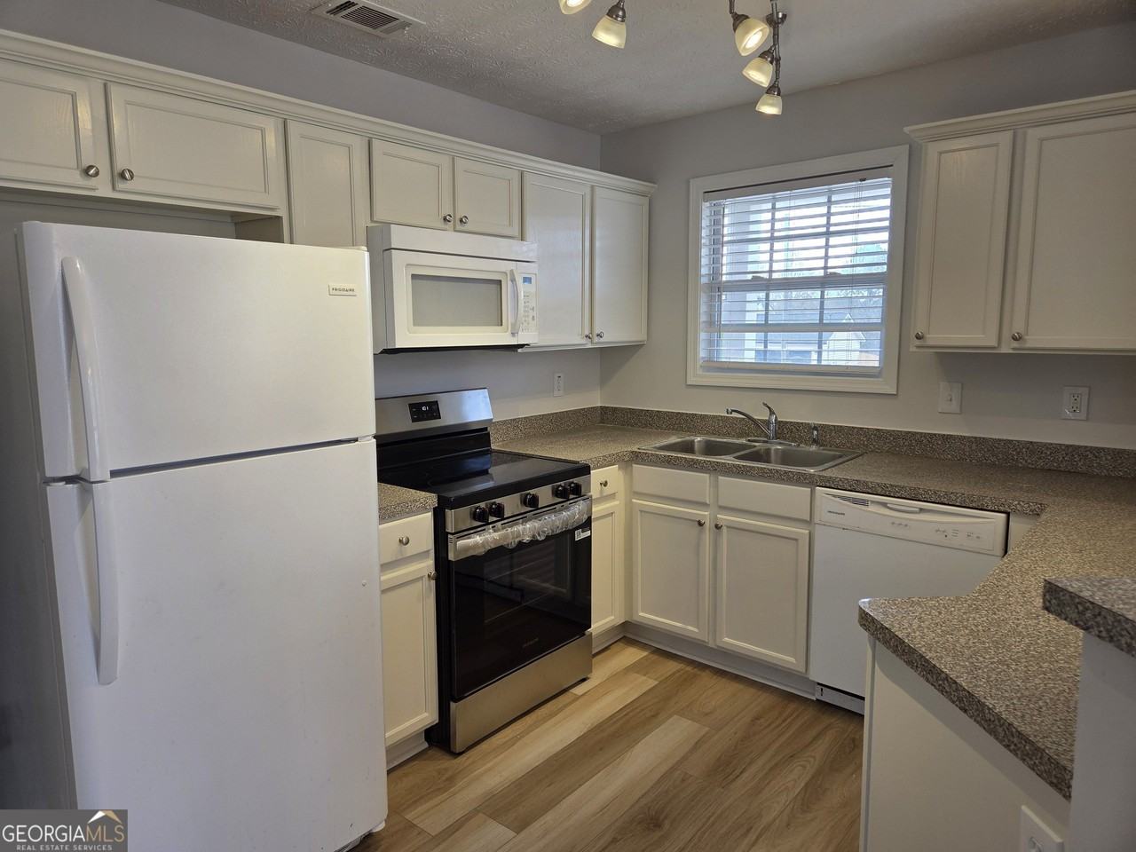 14 Huntington Dr - Photo 3 of 21