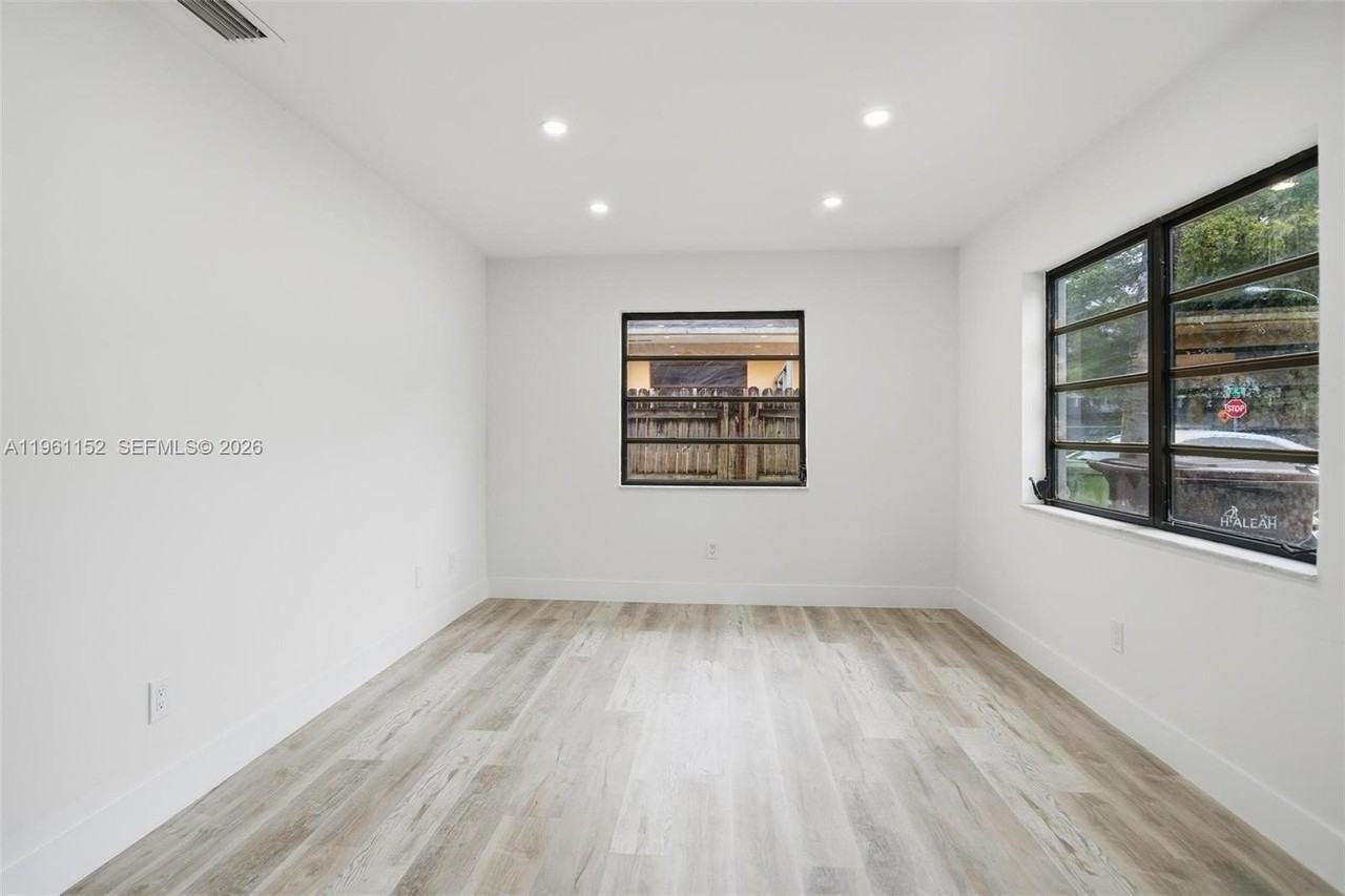 1281 W 42nd St #1 - Photo 5 of 28