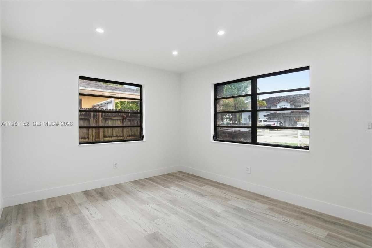 1281 W 42nd St #1 - Photo 6 of 28