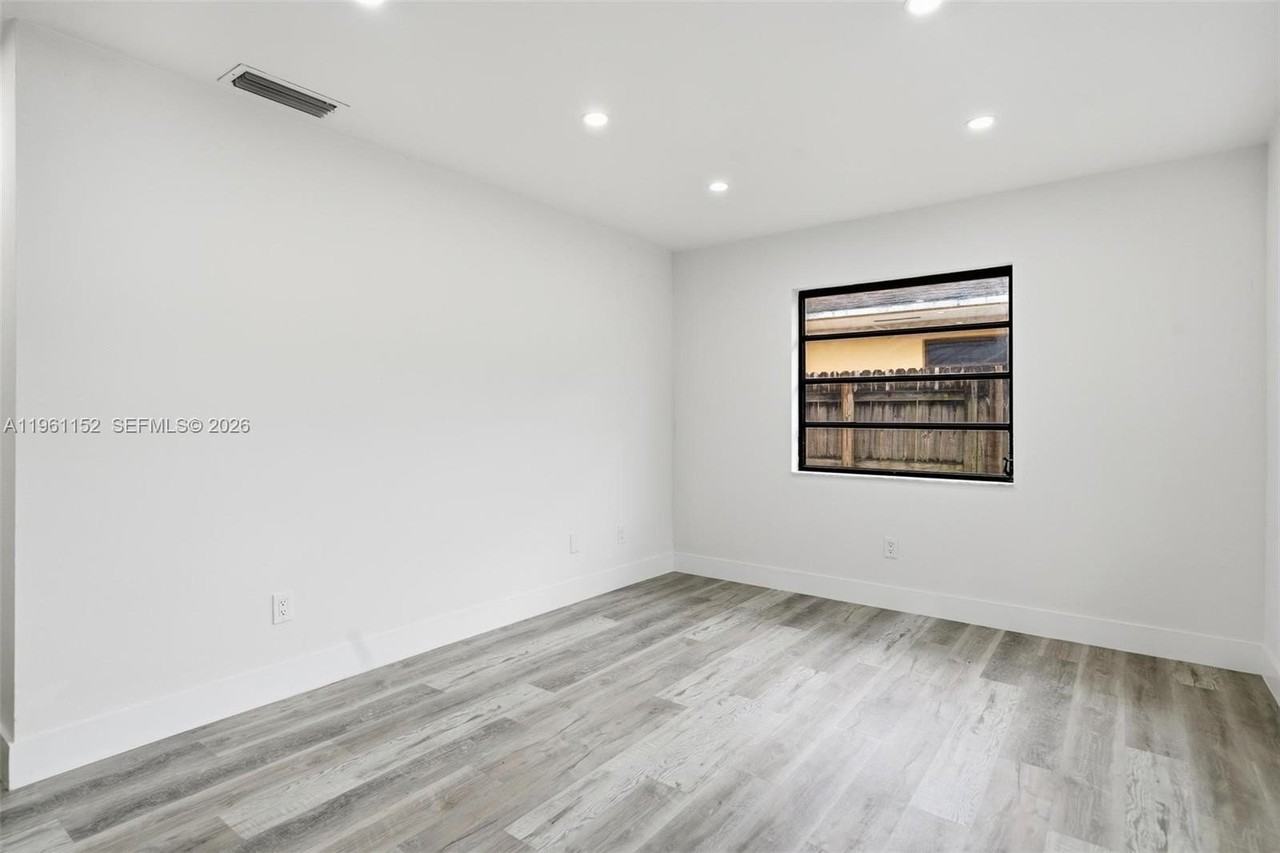 1281 W 42nd St #1 - Photo 7 of 28
