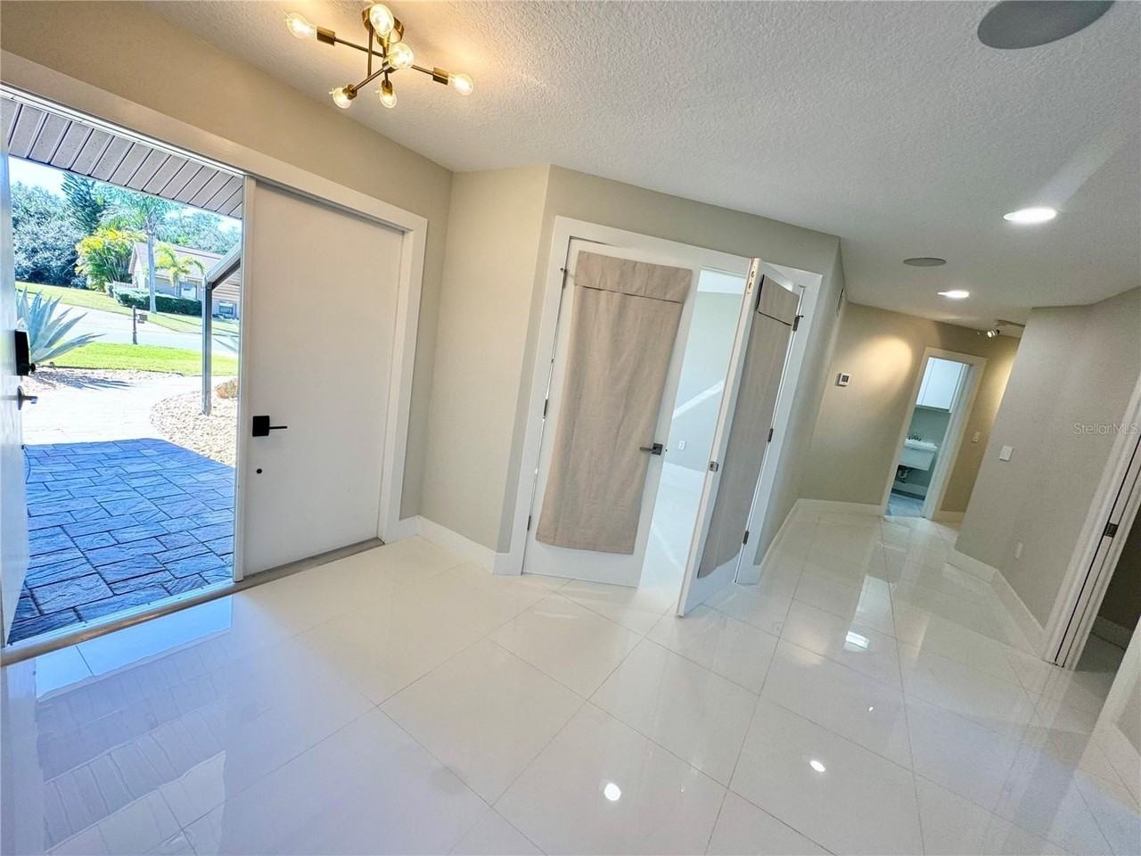 3705 Torrey Pines Blvd - Photo 5 of 50