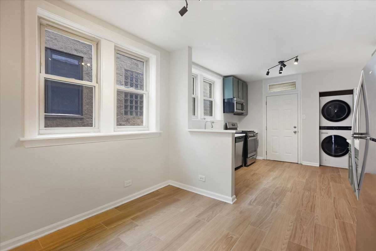 6136 N Mozart St #4B - Photo 2 of 8