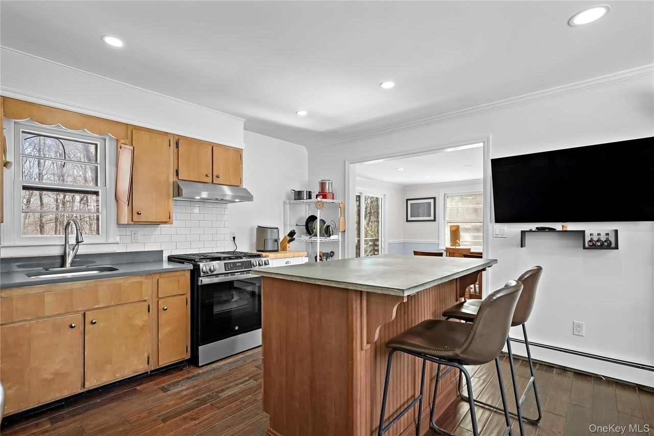 37 Ridgeland Rd - Photo 4 of 22