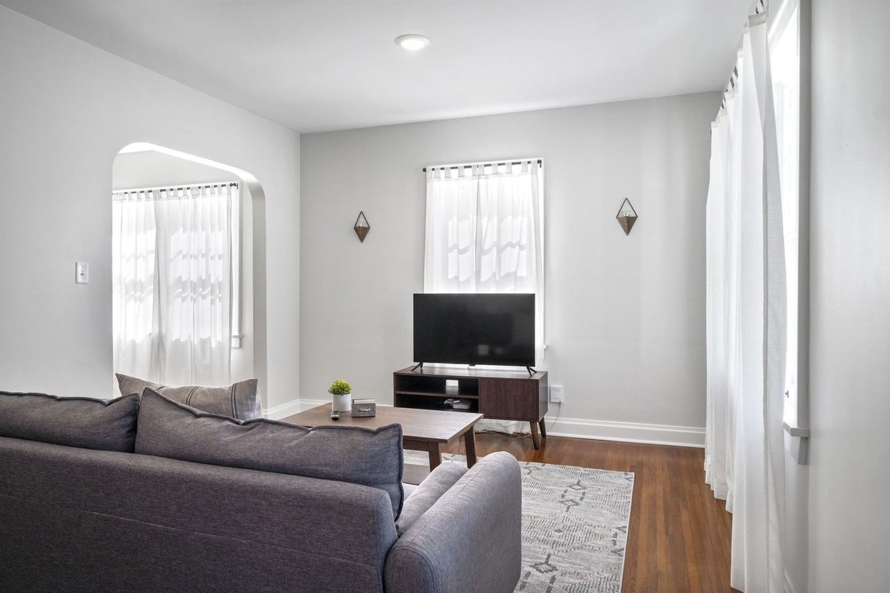 1223 E Oakland Ave - Photo 3 of 19