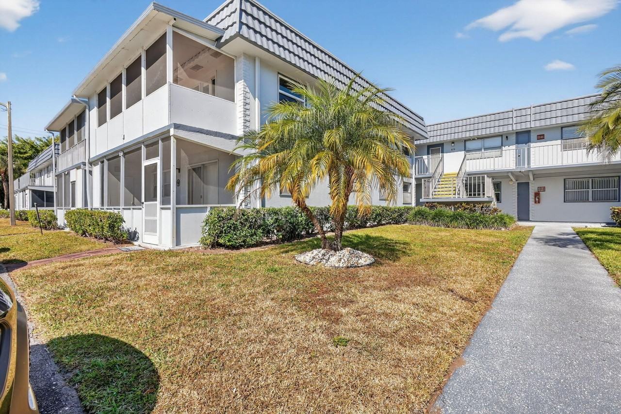 497 Brittany K - Photo 2 of 50