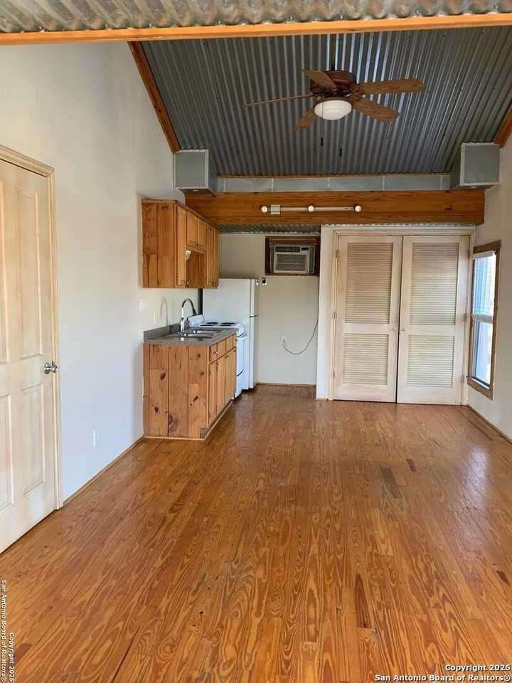 513 E Ashby Pl Apt 4 #4 - Photo 2 of 20