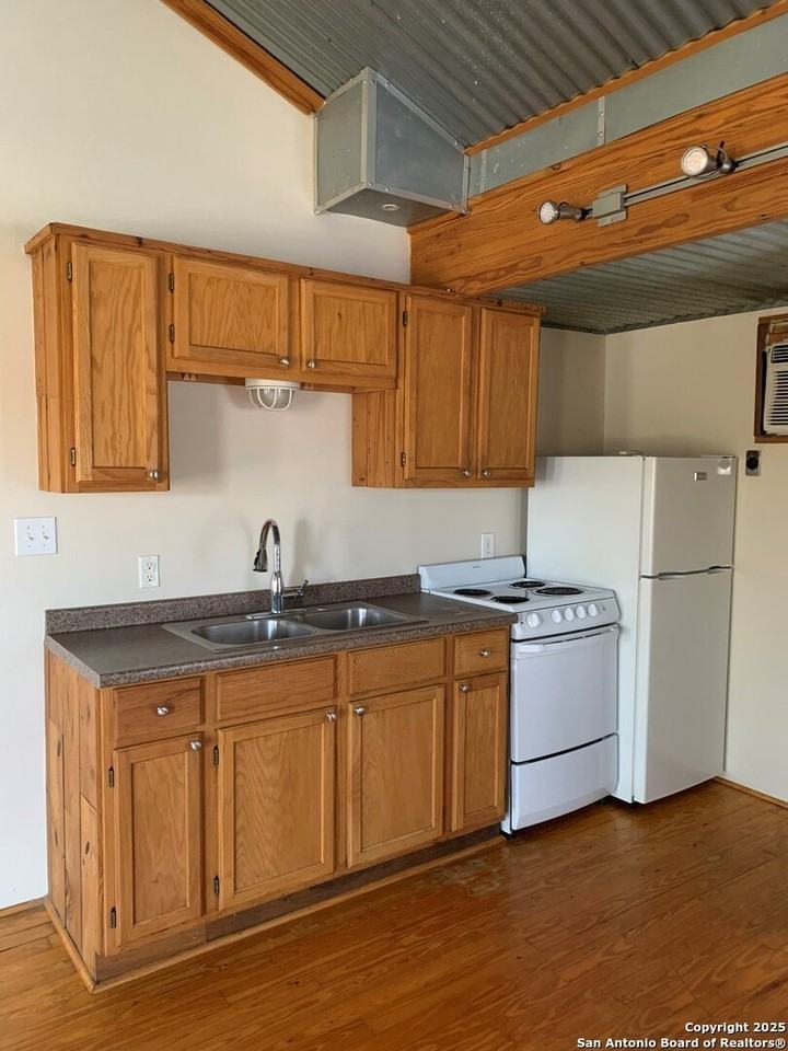 513 E Ashby Pl Apt 4 #4 - Photo 3 of 20