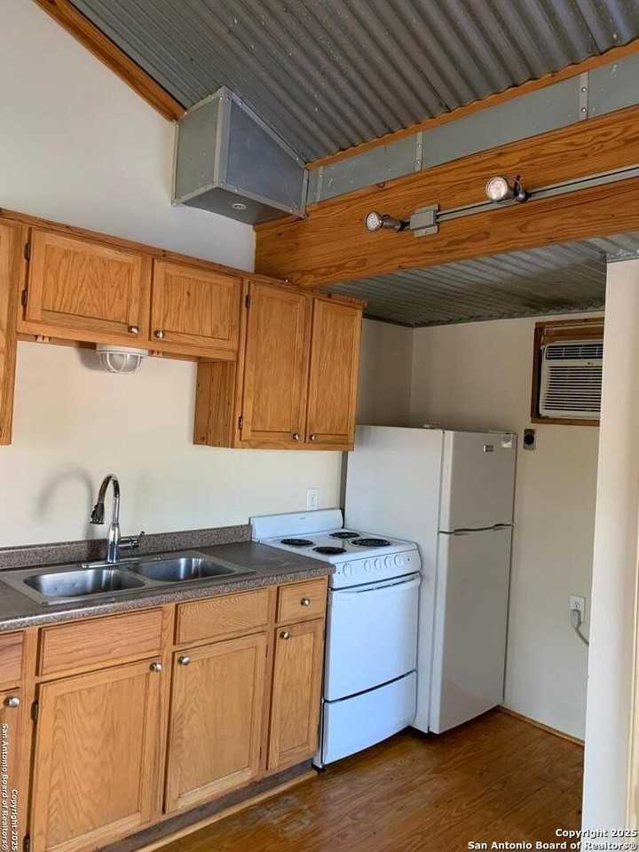 513 E Ashby Pl Apt 4 #4 - Photo 4 of 20