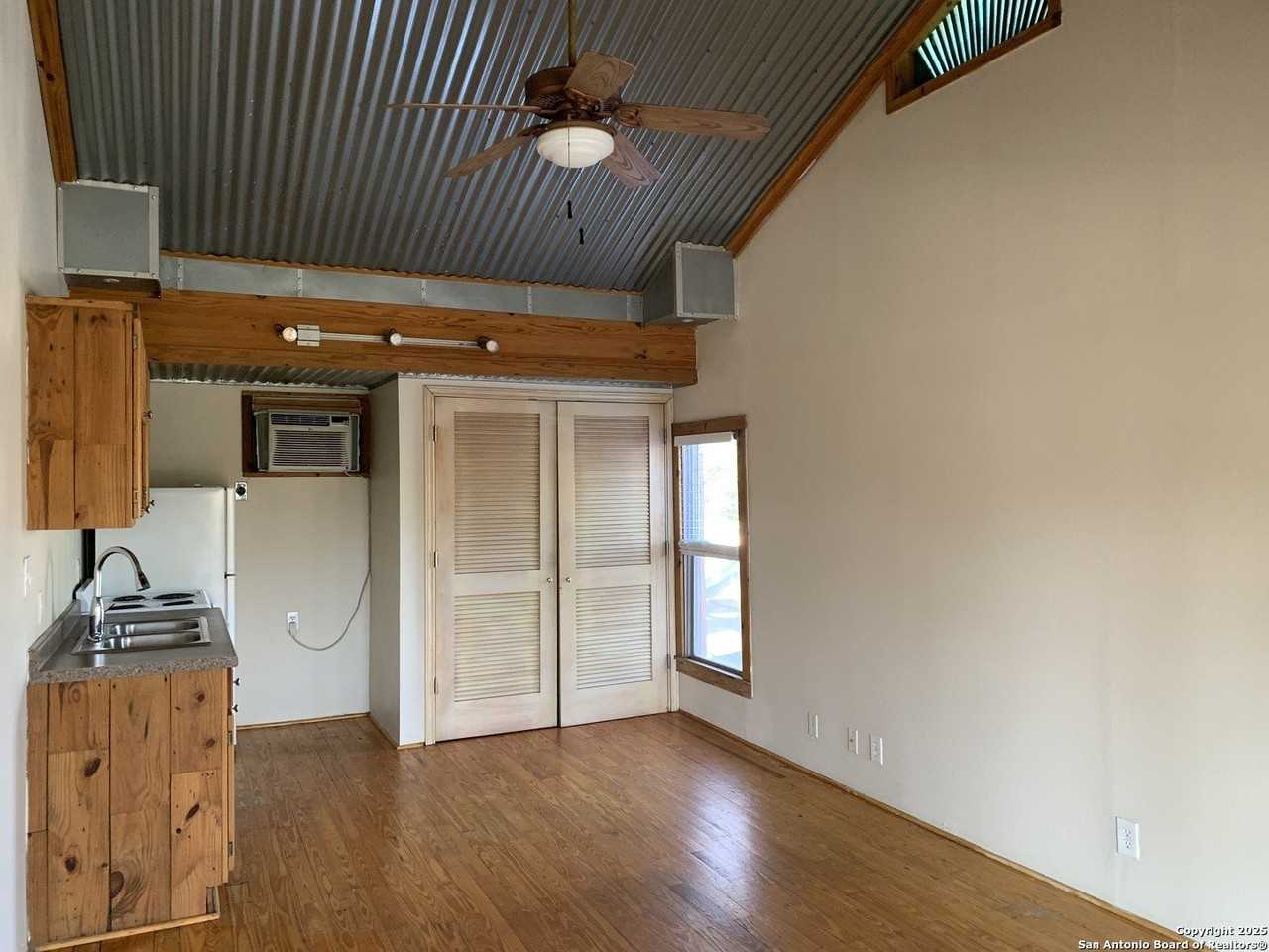 513 E Ashby Pl Apt 4 #4 - Photo 5 of 20