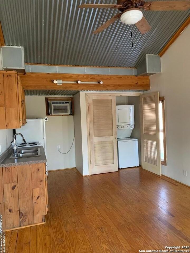 513 E Ashby Pl Apt 4 #4 - Photo 6 of 20