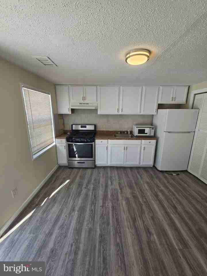 1835 Village Green Dr - Photo 4 of 15