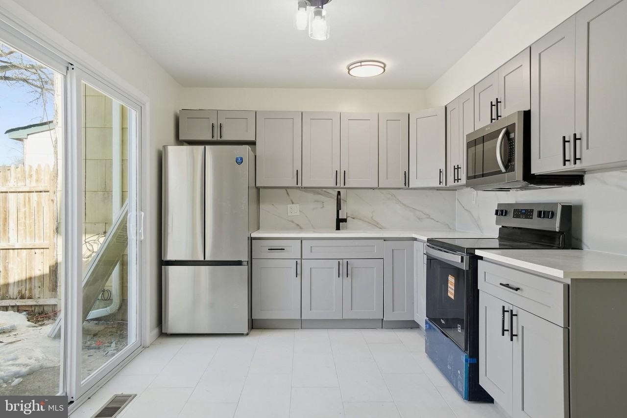 28 Melwood Ct - Photo 3 of 18