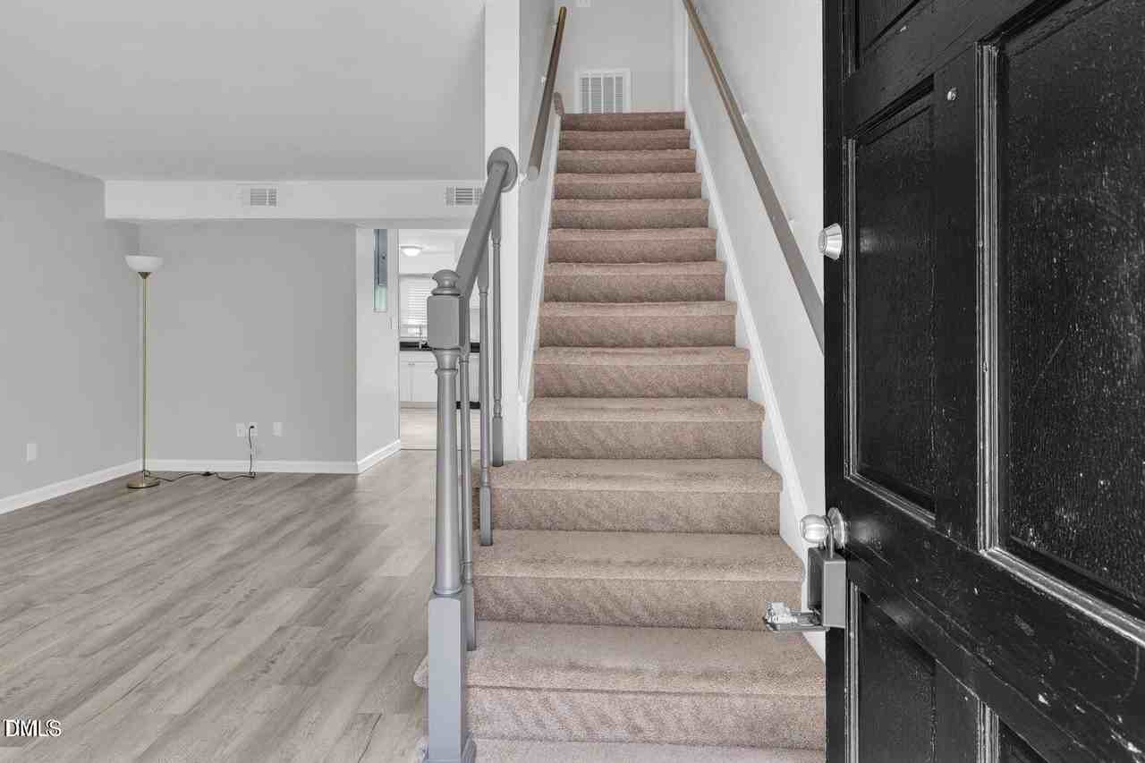 1227 Jamestown Ct - Photo 6 of 26