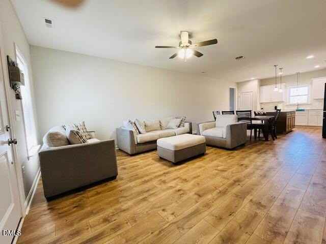 201 E Sillinger Dr - Photo 5 of 18