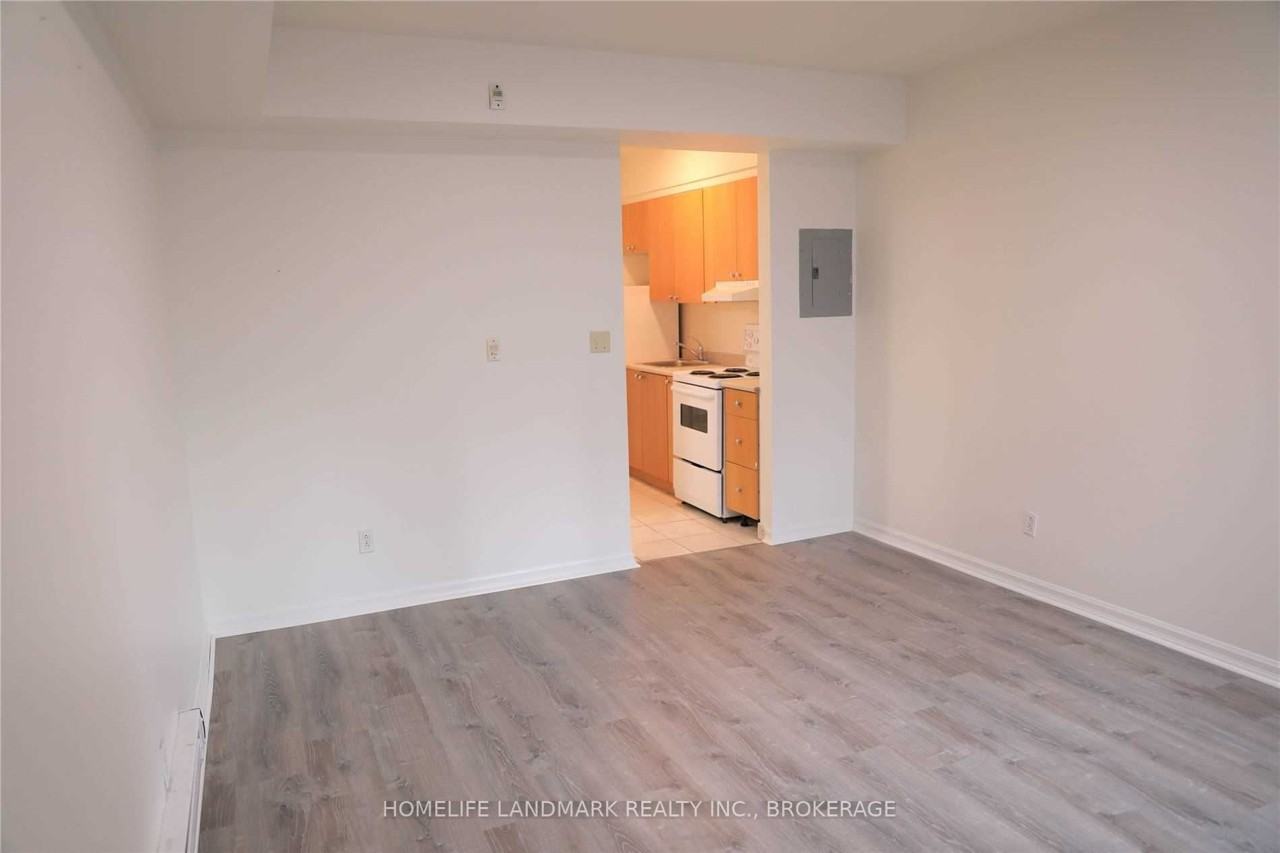 126 Dundas St E - Photo 2 of 4