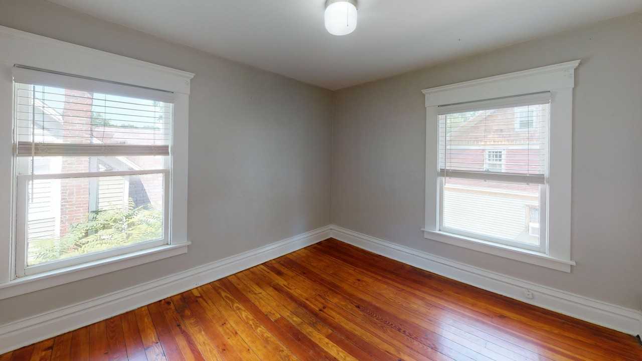 127 Shepard St - Photo 4 of 11