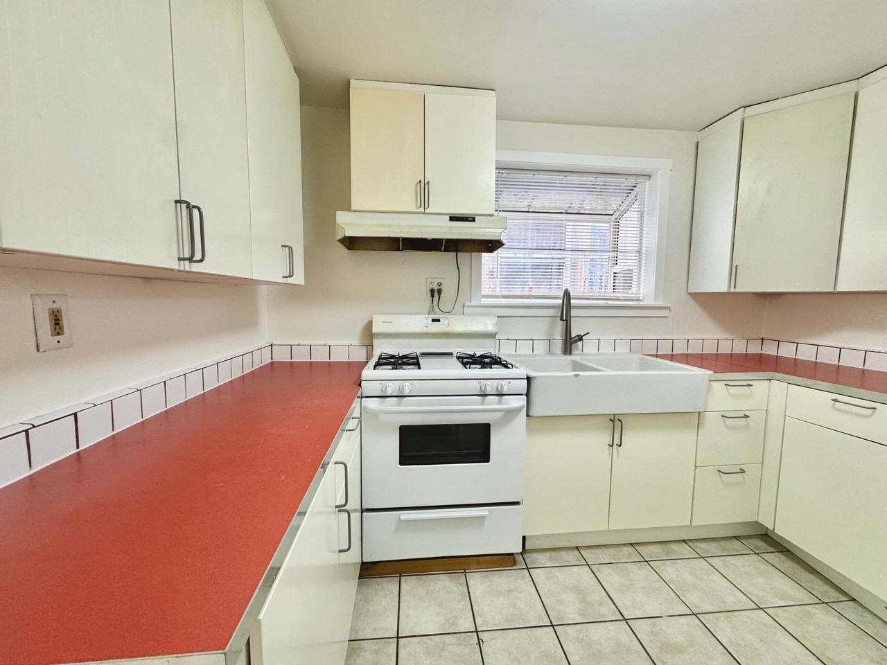 3110 Martin Luther King Junior Way - Photo 2 of 19