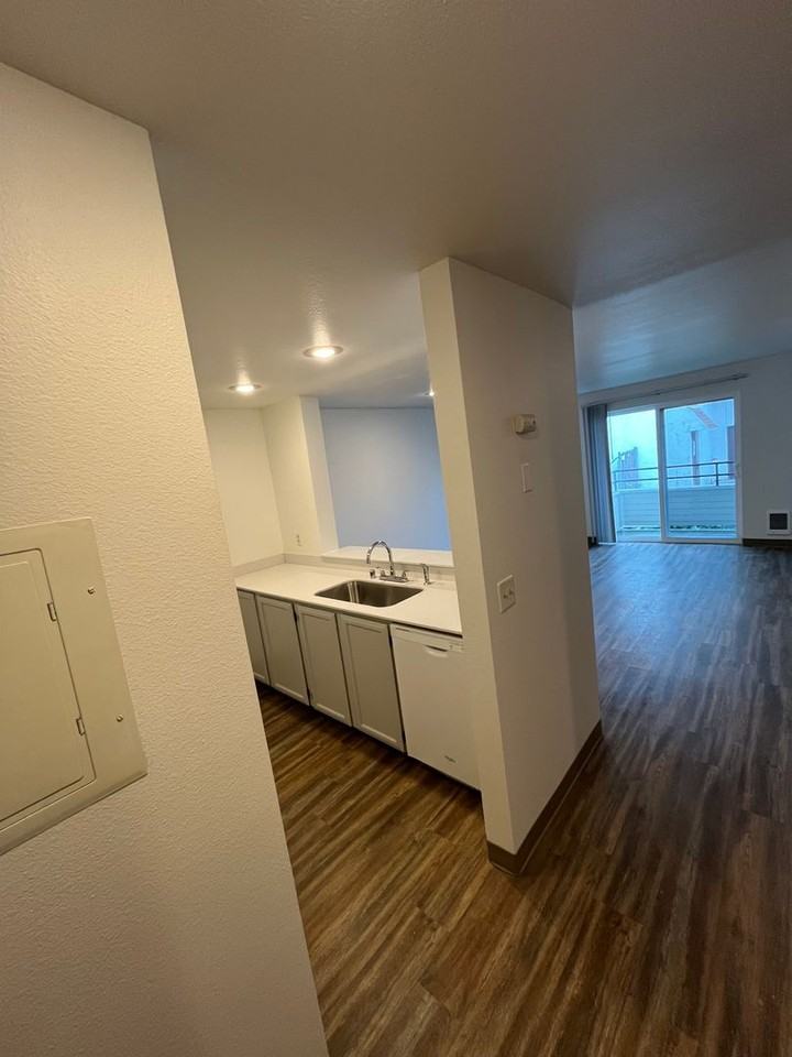 WINCHESTER APTS. - Photo 3 of 28
