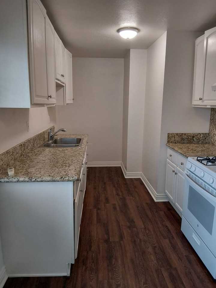 Downstairs Beautiful 3br/1bath with a private yard. Must See! - Photo 2 of 12