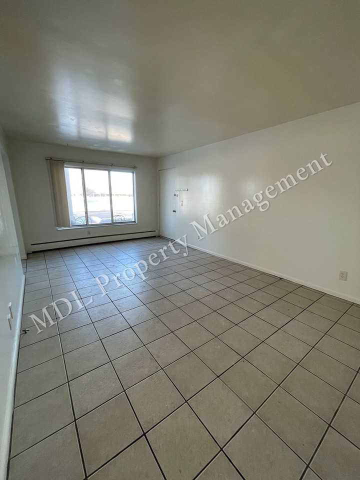 2207 Weiss St - Photo 3 of 9