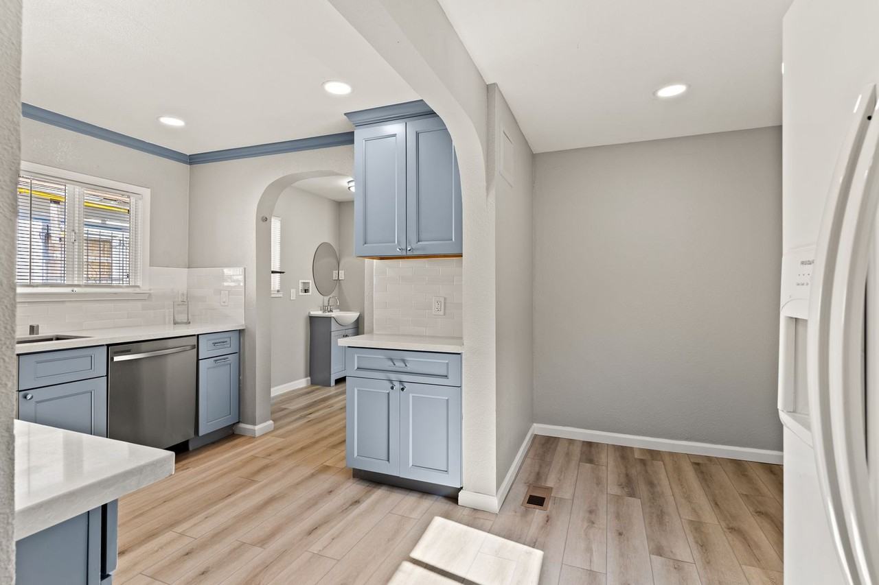 10824 Apricot St - Photo 6 of 33