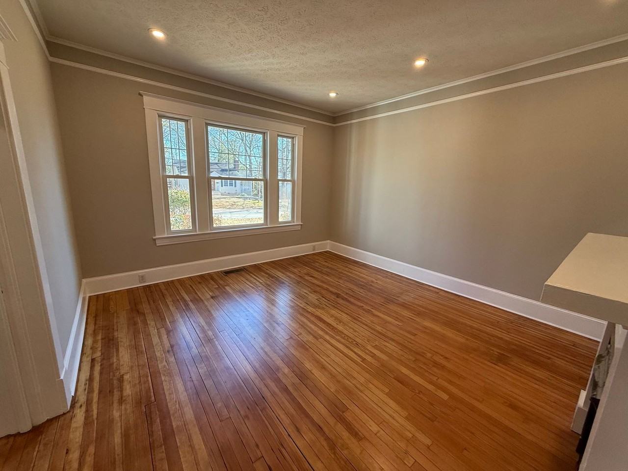 1930 S Lumpkin St - Photo 4 of 50