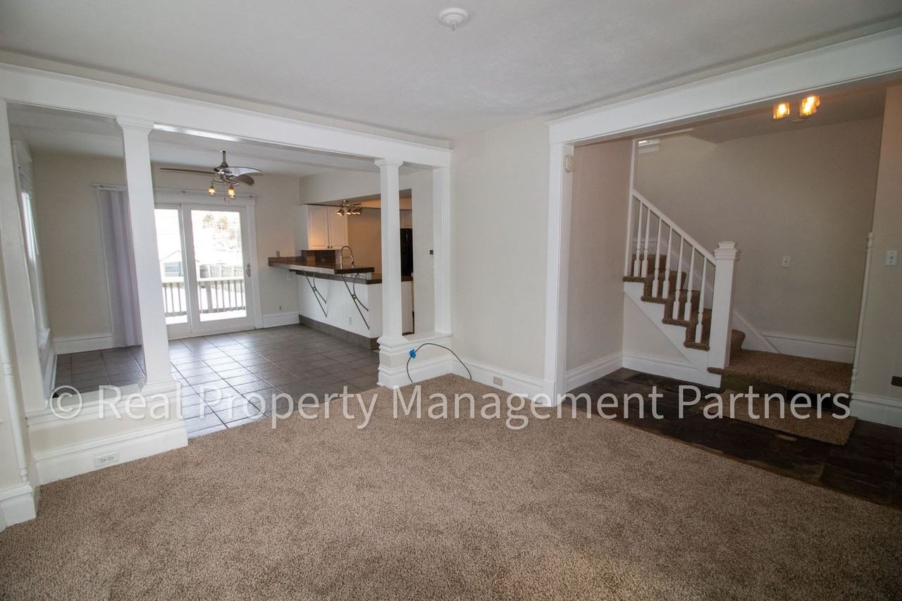 945 Crescent St Ne - Photo 2 of 23