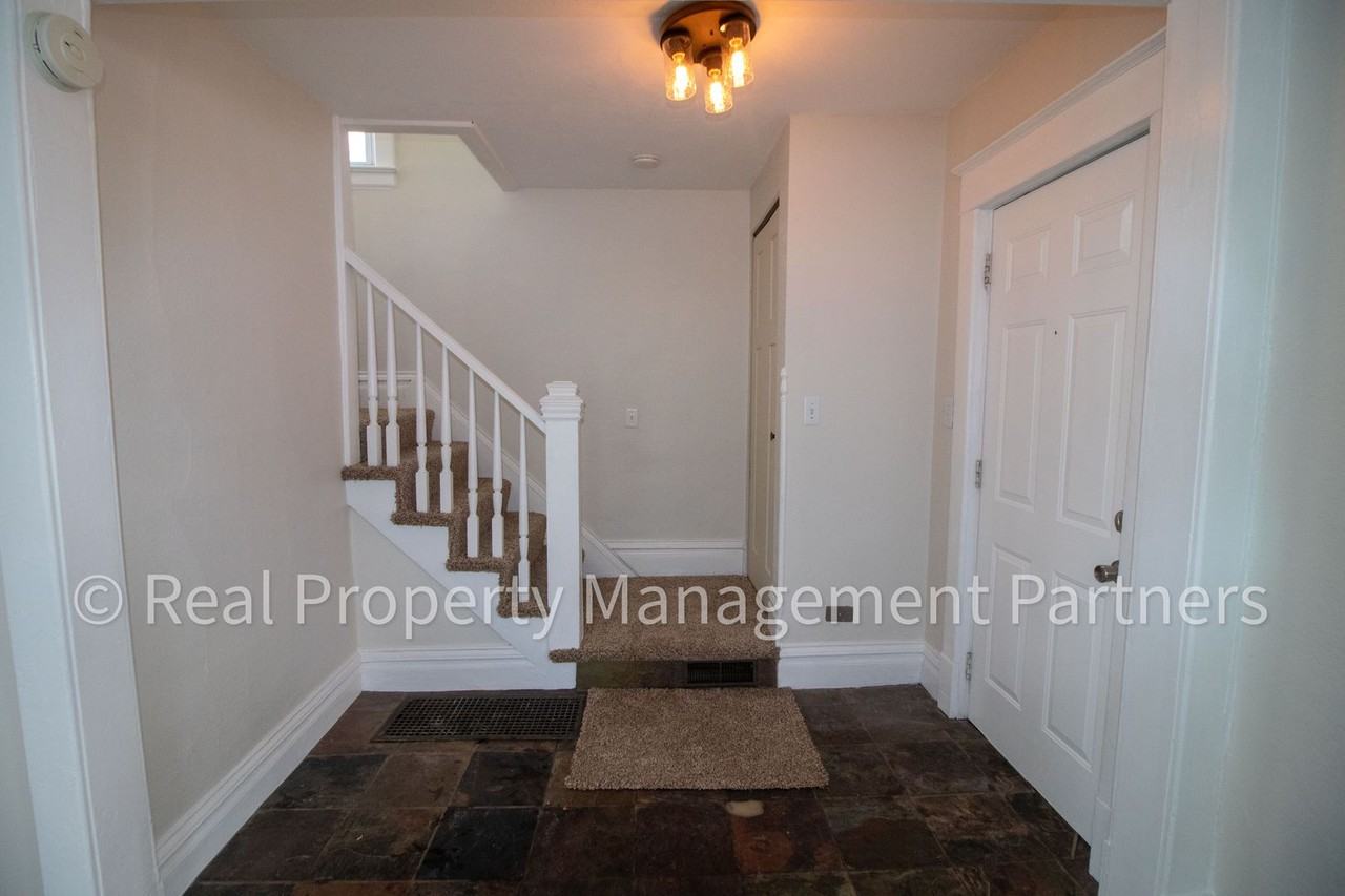 945 Crescent St Ne - Photo 3 of 23
