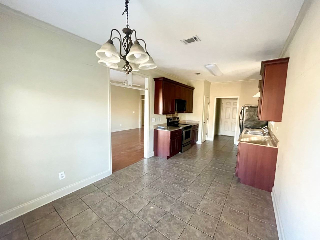 404 Silver Hl - Photo 3 of 8