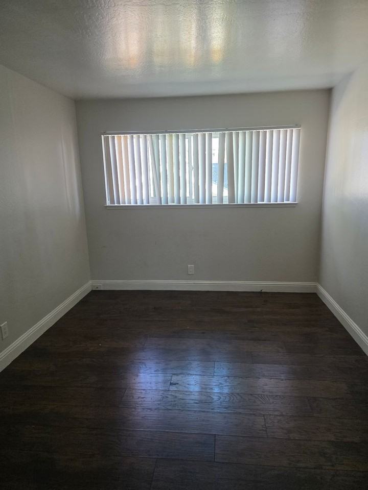 260 Chiquita Ave - Photo 3 of 38