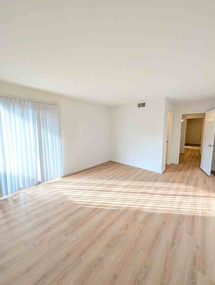 Chateau Lamont Apartments - Photo 4 of 5