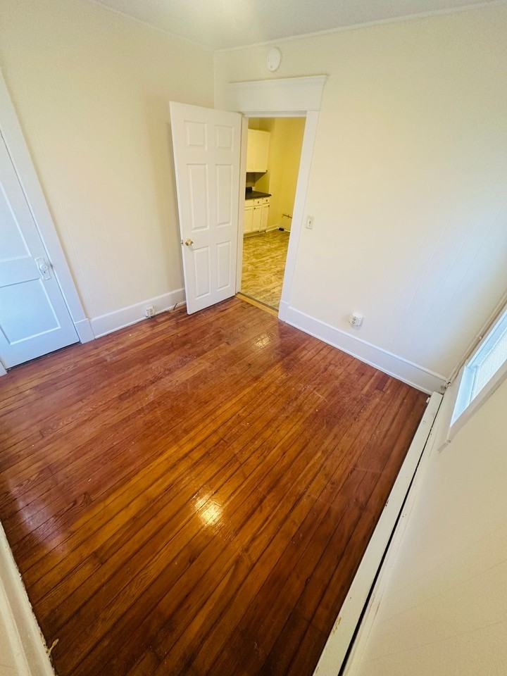 Lucretia - Photo 4 of 5