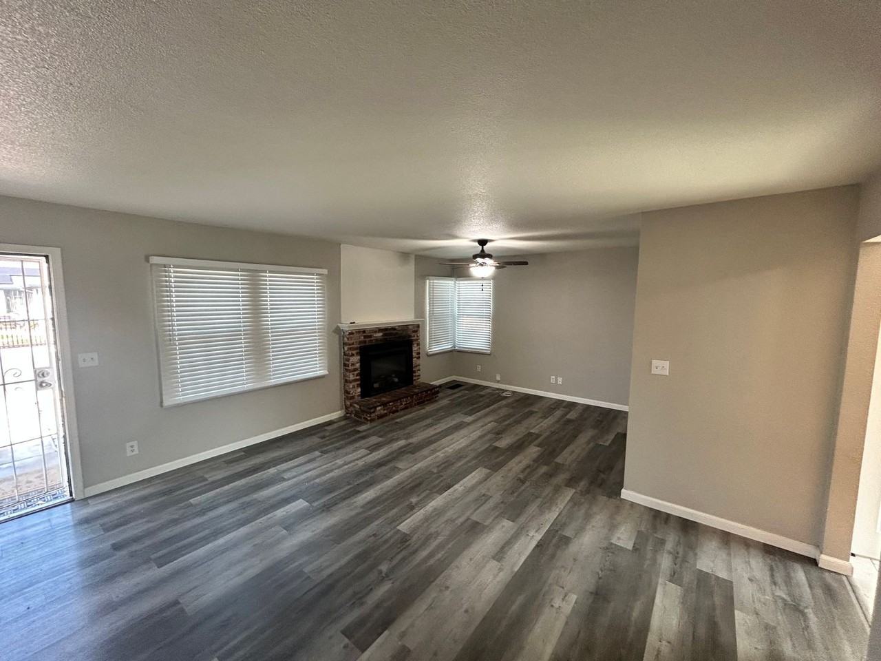 1602 Oxford Way - Photo 3 of 8