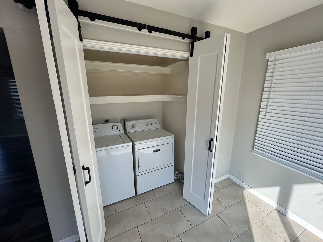 1602 Oxford Way - Photo 5 of 8