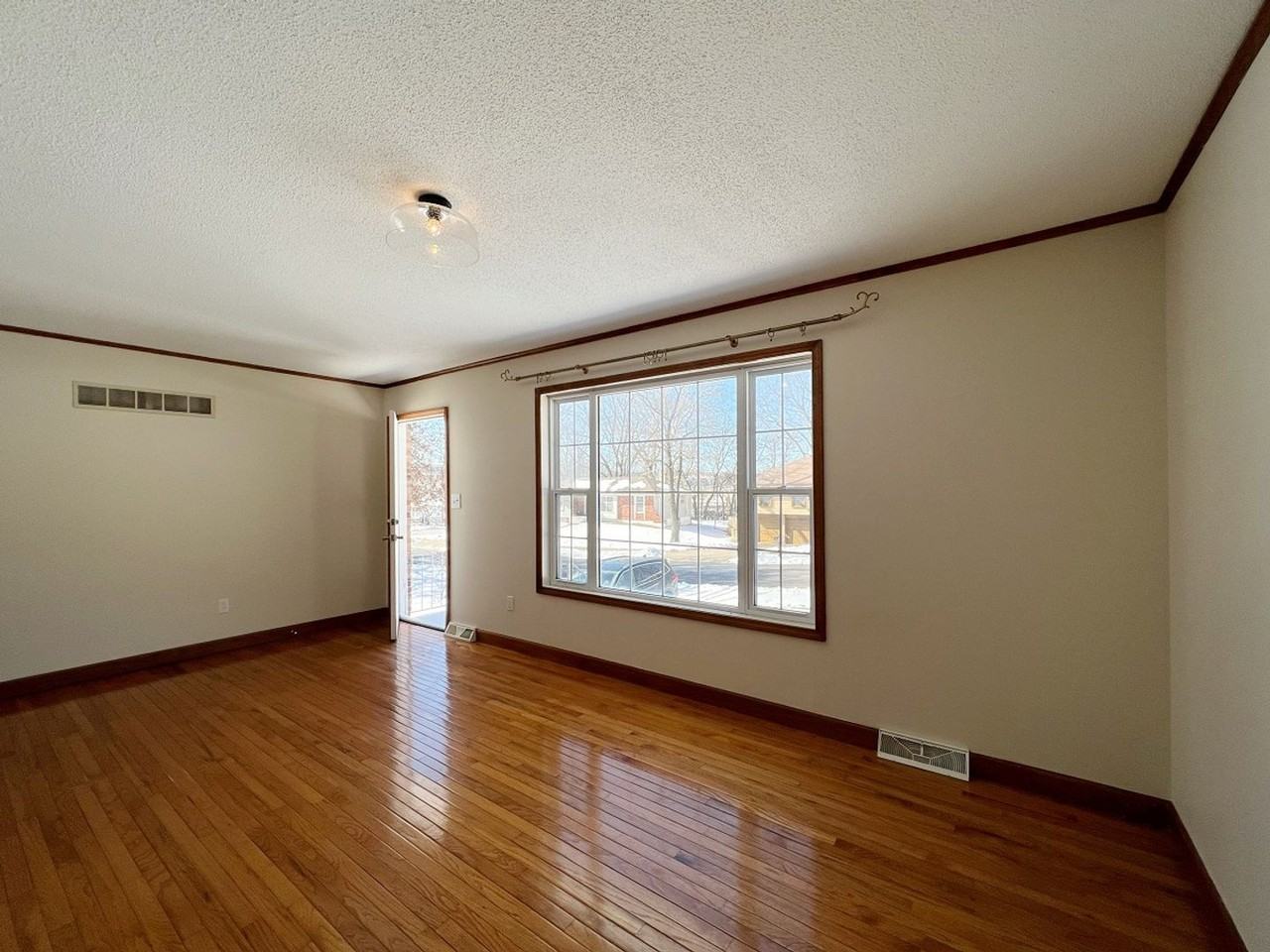 9957 Fairlane Rd - Photo 6 of 24